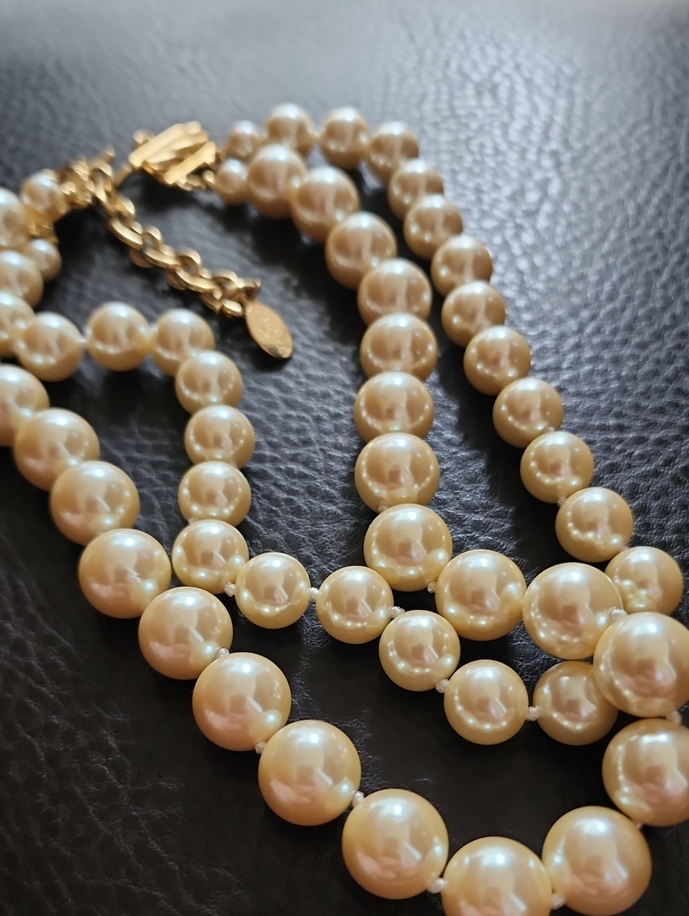 VTG Carolee Classic Pearl Necklace in Cream with Gold Accents
